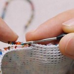 Как нанизывать бисер на нить для вязания?