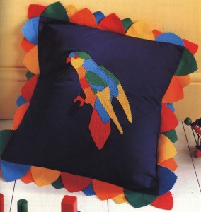 Подушка с попугаем